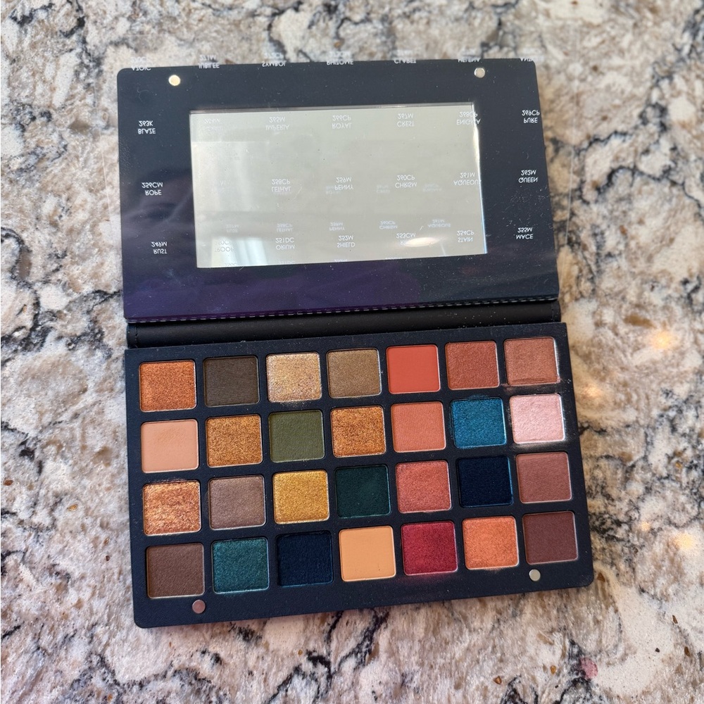Natasha Denona Metropolis Palette - Elegant Green Case